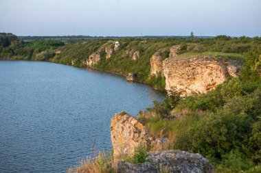 Prut Nehri ve sarp kayalıklarıyla Moldova Cumhuriyeti 'nin kuzeyindeki güzel doğal manzara.