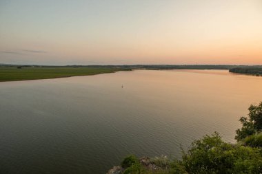 Prut Nehri ve sarp kayalıklarıyla Moldova Cumhuriyeti 'nin kuzeyindeki güzel doğal manzara.