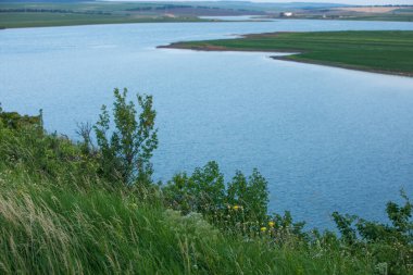 Prut Nehri ve sarp kayalıklarıyla Moldova Cumhuriyeti 'nin kuzeyindeki güzel doğal manzara.