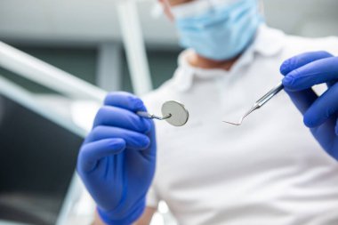 Klinikteki hasta üzerinde kullanıma hazır cerrahi veya diş aletleri.