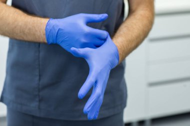 Klinikteki hasta üzerinde kullanıma hazır cerrahi veya diş aletleri.