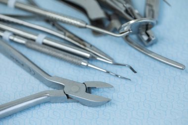 Klinikteki hasta üzerinde kullanıma hazır cerrahi veya diş aletleri.