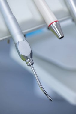 Klinikteki hasta üzerinde kullanıma hazır cerrahi veya diş aletleri.