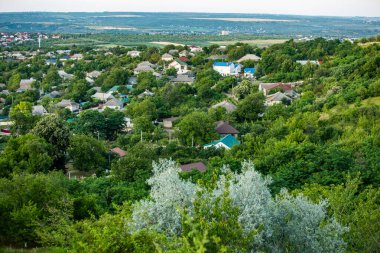 Moldova Cumhuriyeti 'nde güzel ve yeşil doğa manzarası. Yazın Moldova köylerinde inanılmaz yeşil.