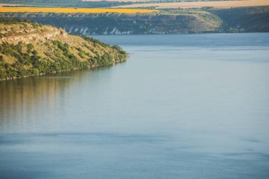 Moldova Cumhuriyeti 'nde güzel ve yeşil doğa manzarası. Yazın Moldova köylerinde inanılmaz yeşil.
