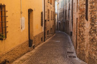 İtalya 'nın en güzel sokaklarından biri olarak kabul edilen Corinaldo' daki geleneksel dar ortaçağ sokakları
