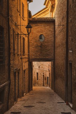 İtalya 'nın en güzel sokaklarından biri olarak kabul edilen Corinaldo' daki geleneksel dar ortaçağ sokakları