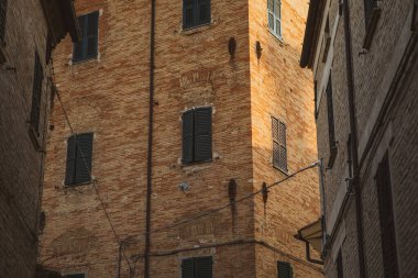 İtalya 'nın en güzel sokaklarından biri olarak kabul edilen Corinaldo' daki geleneksel dar ortaçağ sokakları