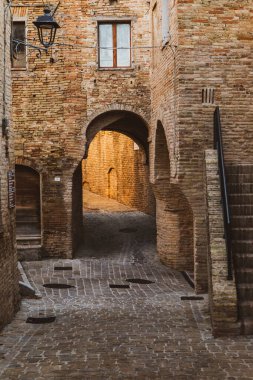 İtalya 'nın en güzel sokaklarından biri olarak kabul edilen Corinaldo' daki geleneksel dar ortaçağ sokakları