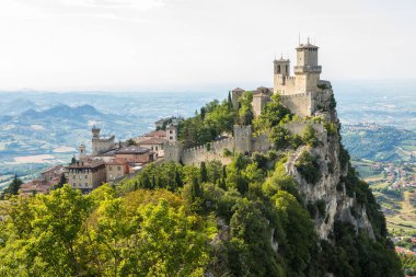 San Marino Tarihi Mimari ve Dağ Manzarası Manzarası. İtalya 'nın kalbinde yer alan dünyanın en küçük ülkelerinden biri..