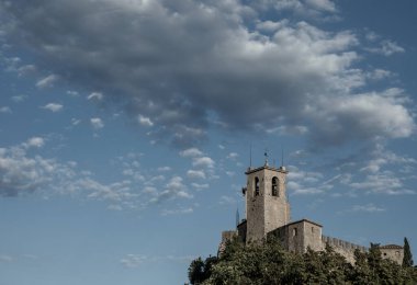 San Marino Tarihi Mimari ve Dağ Manzarası Manzarası. İtalya 'nın kalbinde yer alan dünyanın en küçük ülkelerinden biri..