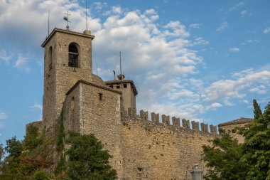 San Marino Tarihi Mimari ve Dağ Manzarası Manzarası. İtalya 'nın kalbinde yer alan dünyanın en küçük ülkelerinden biri..