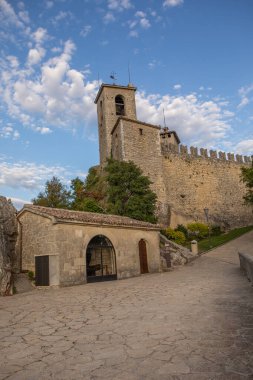 San Marino Tarihi Mimari ve Dağ Manzarası Manzarası. İtalya 'nın kalbinde yer alan dünyanın en küçük ülkelerinden biri..