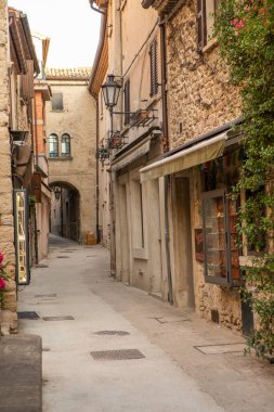 San Marino Tarihi Mimari ve Dağ Manzarası Manzarası. İtalya 'nın kalbinde yer alan dünyanın en küçük ülkelerinden biri..