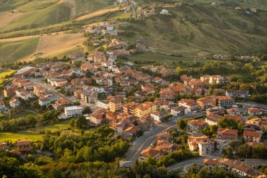 San Marino Tarihi Mimari ve Dağ Manzarası Manzarası. İtalya 'nın kalbinde yer alan dünyanın en küçük ülkelerinden biri..