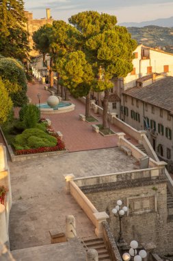 San Marino Tarihi Mimari ve Dağ Manzarası Manzarası. İtalya 'nın kalbinde yer alan dünyanın en küçük ülkelerinden biri..