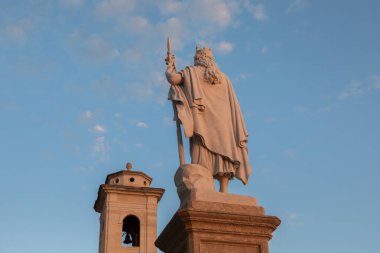 San Marino Tarihi Mimari ve Dağ Manzarası Manzarası. İtalya 'nın kalbinde yer alan dünyanın en küçük ülkelerinden biri..