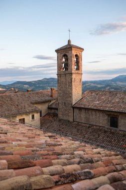 San Marino Tarihi Mimari ve Dağ Manzarası Manzarası. İtalya 'nın kalbinde yer alan dünyanın en küçük ülkelerinden biri..