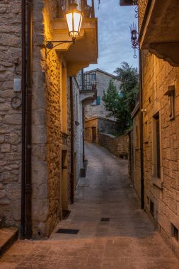 San Marino Tarihi Mimari ve Dağ Manzarası Manzarası. İtalya 'nın kalbinde yer alan dünyanın en küçük ülkelerinden biri..