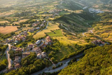 San Marino Tarihi Mimari ve Dağ Manzarası Manzarası. İtalya 'nın kalbinde yer alan dünyanın en küçük ülkelerinden biri..