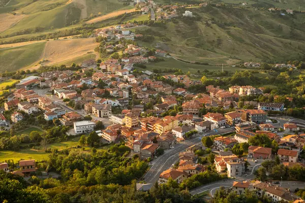 San Marino Tarihi Mimari ve Dağ Manzarası Manzarası. İtalya 'nın kalbinde yer alan dünyanın en küçük ülkelerinden biri..
