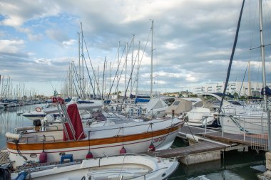 Güney İtalya 'daki Ancona şehrinin güzel bir manzarasına sahip fotoğraf.