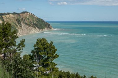 Güney İtalya 'daki Ancona şehrinin güzel bir manzarasına sahip fotoğraf.