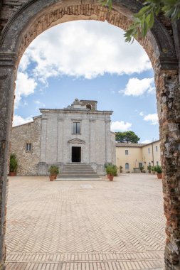 Güney İtalya 'daki Ancona şehrinin güzel bir manzarasına sahip fotoğraf.