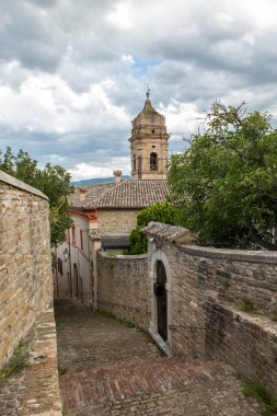 Ortaçağ İtalyan şehri Serra San Quirico 'nun dar sokaklarının fotoğrafı.
