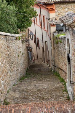 Ortaçağ İtalyan şehri Serra San Quirico 'nun dar sokaklarının fotoğrafı.