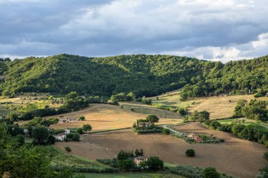 Ortaçağ İtalyan şehri Serra San Quirico 'nun dar sokaklarının fotoğrafı.