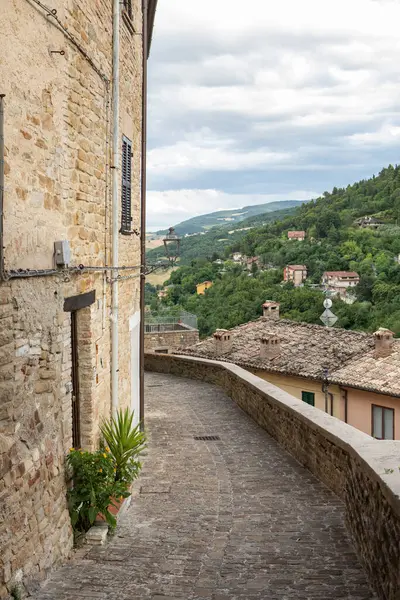 Ortaçağ İtalyan şehri Serra San Quirico 'nun dar sokaklarının fotoğrafı.