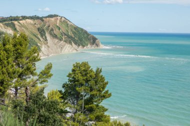 Ancona bölgesindeki İtalya kıyılarında Adriyatik Denizi ile güzel bir manzaranın fotoğrafı.