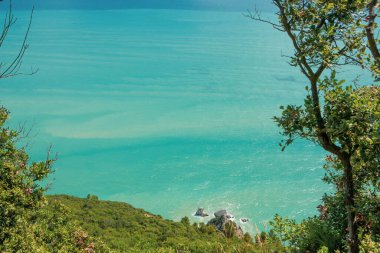 Ancona bölgesindeki İtalya kıyılarında Adriyatik Denizi ile güzel bir manzaranın fotoğrafı.