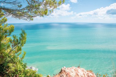 Ancona bölgesindeki İtalya kıyılarında Adriyatik Denizi ile güzel bir manzaranın fotoğrafı.