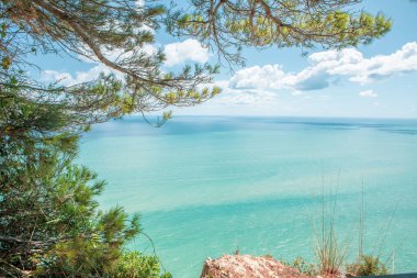 Ancona bölgesindeki İtalya kıyılarında Adriyatik Denizi ile güzel bir manzaranın fotoğrafı.
