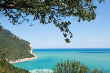 Ancona bölgesindeki İtalya kıyılarında Adriyatik Denizi ile güzel bir manzaranın fotoğrafı.