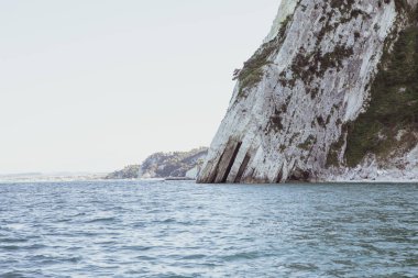 Ancona bölgesindeki İtalya kıyılarında Adriyatik Denizi ile güzel bir manzaranın fotoğrafı.