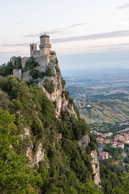 San Marino Tarihi Mimari ve Dağ Manzarası Manzarası. İtalya 'nın kalbinde yer alan dünyanın en küçük ülkelerinden biri. Avrupa 'da seyahat kavramı