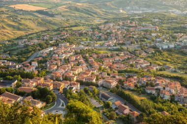San Marino Tarihi Mimari ve Dağ Manzarası Manzarası. İtalya 'nın kalbinde yer alan dünyanın en küçük ülkelerinden biri. Avrupa 'da seyahat kavramı