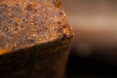 Çatlaklı paslı metal bir yüzeye yakın çekim. Yaşlanmış demir arkaplan.