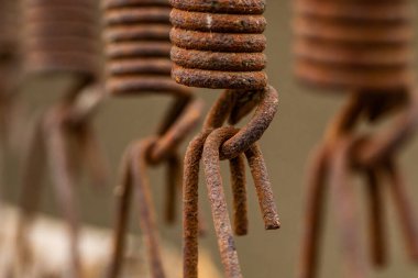 Çatlaklı paslı metal bir yüzeye yakın çekim. Yaşlanmış demir arkaplan.