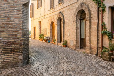 Offagna, İtalya 'nın orta kesiminde, iyi korunmuş kalesi, dar kaldırımlı caddeleri ve çevresindeki kırsal manzarası ile tanınan büyüleyici bir ortaçağ tepe kasabasıdır.. 