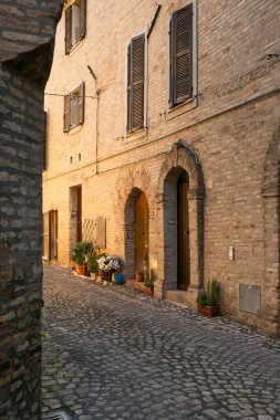 Offagna, İtalya 'nın orta kesiminde, iyi korunmuş kalesi, dar kaldırımlı caddeleri ve çevresindeki kırsal manzarası ile tanınan büyüleyici bir ortaçağ tepe kasabasıdır.. 