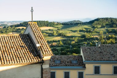 Offagna, İtalya 'nın orta kesiminde, iyi korunmuş kalesi, dar kaldırımlı caddeleri ve çevresindeki kırsal manzarası ile tanınan büyüleyici bir ortaçağ tepe kasabasıdır.. 