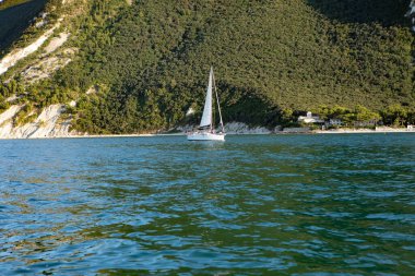 Ancona, çarpıcı deniz manzarası, antik Roma simgeleri ve canlı deniz kültürüyle bilinen, İtalya 'nın Adriyatik kıyısında tarihi bir liman kentidir..