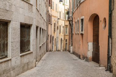 Ancona, çarpıcı deniz manzarası, antik Roma simgeleri ve canlı deniz kültürüyle bilinen, İtalya 'nın Adriyatik kıyısında tarihi bir liman kentidir..