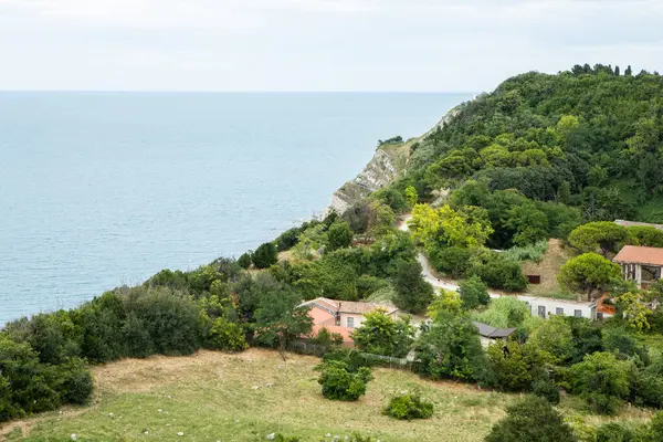 Ancona, çarpıcı deniz manzarası, antik Roma simgeleri ve canlı deniz kültürüyle bilinen, İtalya 'nın Adriyatik kıyısında tarihi bir liman kentidir..