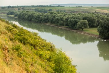 Moldova Cumhuriyeti 'nde yaz boyunca güzel kırsal doğaya sahip güzel bir manzara.