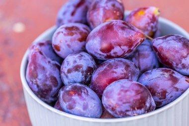 Beyaz Kasedeki Taze Erikler Yakın Çekim Görünümü